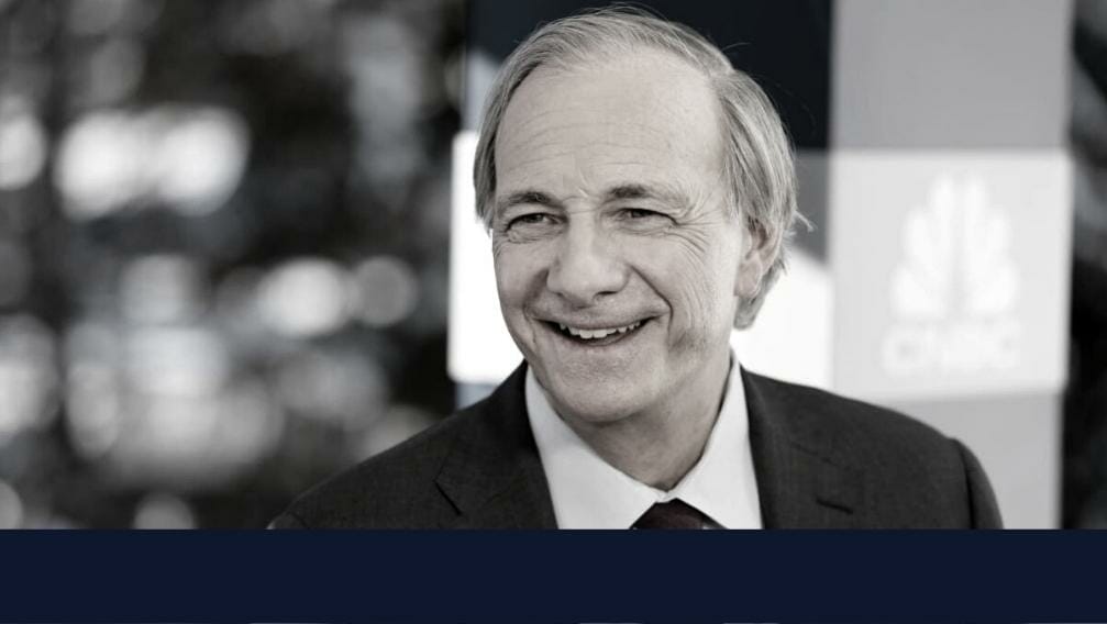 Ray Dalio sonriendo y feilz