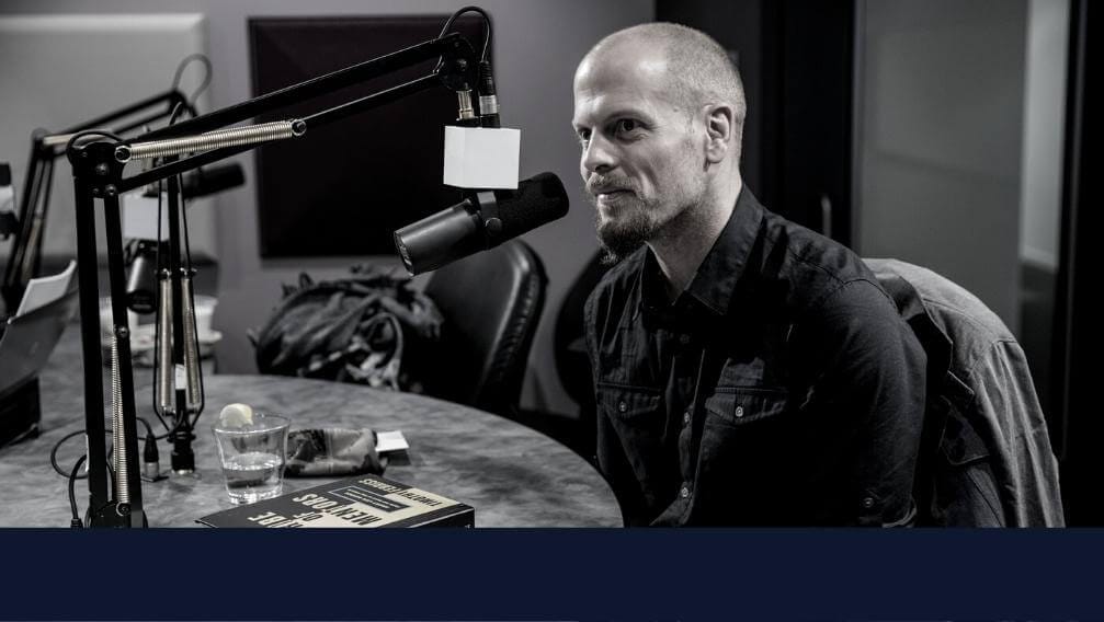 Tim Ferriss en su podcast promocionando su libro